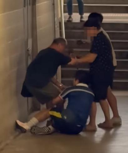 社交平台流傳一段疑與事件有關的爭執影片,事發地點為德大徑附近行人隧道,一名穿藍衫的男攝影師被黑衫男子壓倒在地拉扯(荃灣 大窩口邨 葵涌邨FB)