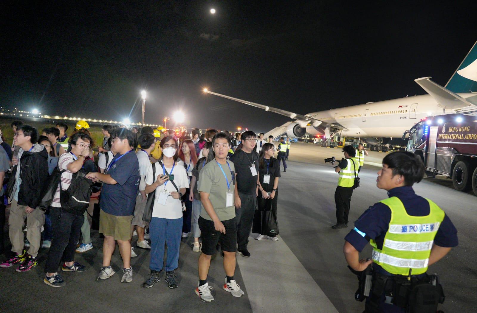 機場三條跑道計劃本年底前將全面投入運作,政府多個部門聯同公立醫院等機構超過1000名人員,首次在重新配置的中跑道,進行飛機事故及救援演習。