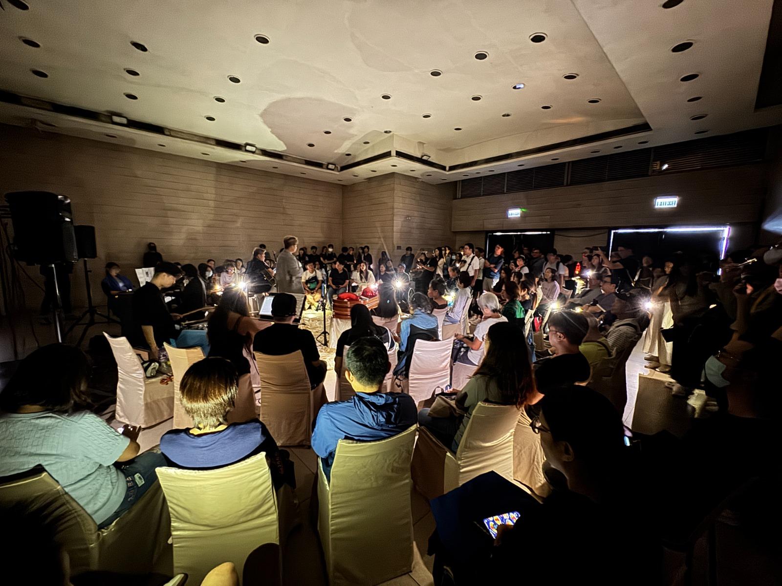 椅子以圍圈方式擺放