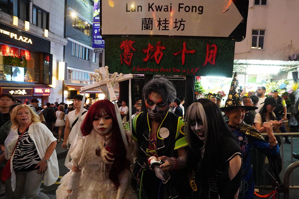 萬聖節前夕,大批市民悉心「扮鬼扮馬」到蘭桂坊慶祝狂歡。