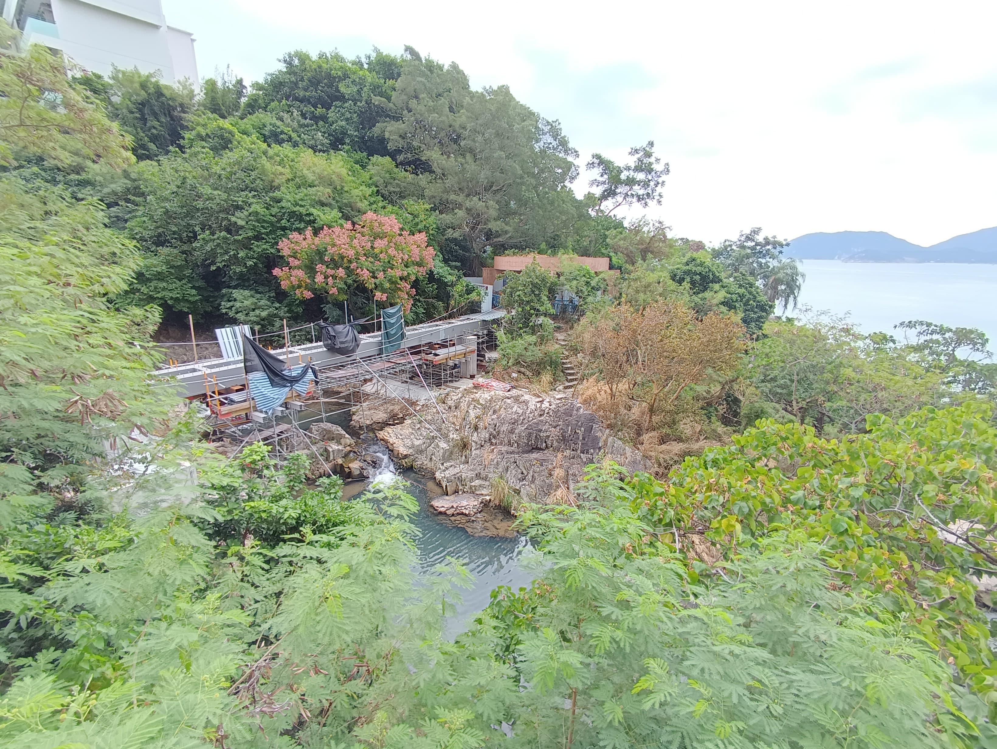 警方帶同英籍男疑犯到瀑布灣公園重組案情。