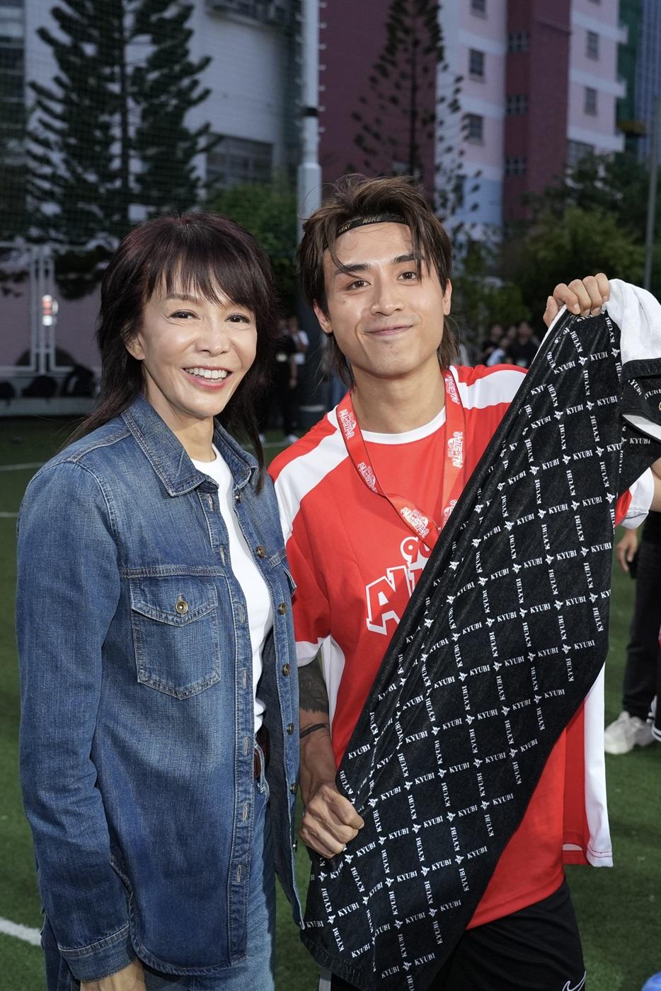 AK自言表現麻麻,賽後與Do姐合照。