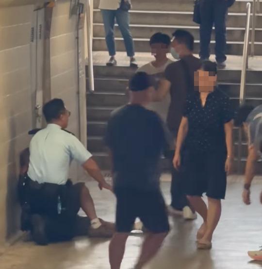 警員到場制止並分隔兩人(荃灣 大窩口邨 葵涌邨FB)