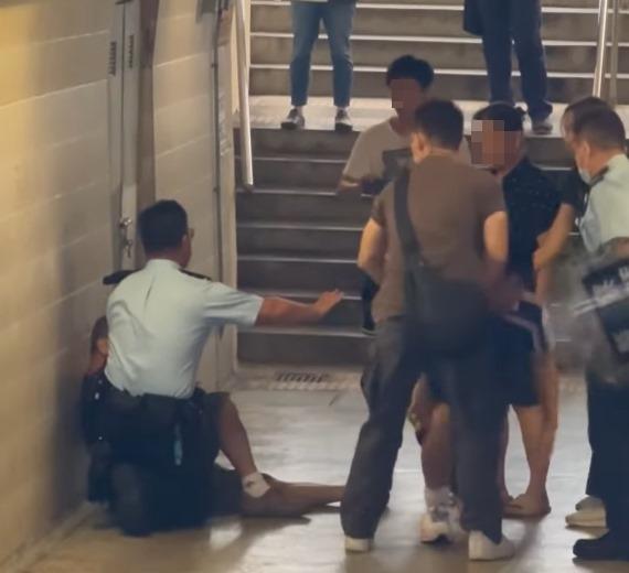 警員到場制止並分隔兩人(荃灣 大窩口邨 葵涌邨FB)