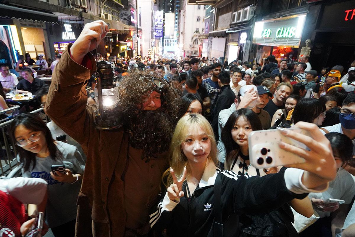 萬聖節前夕,大批市民悉心「扮鬼扮馬」到蘭桂坊慶祝狂歡。