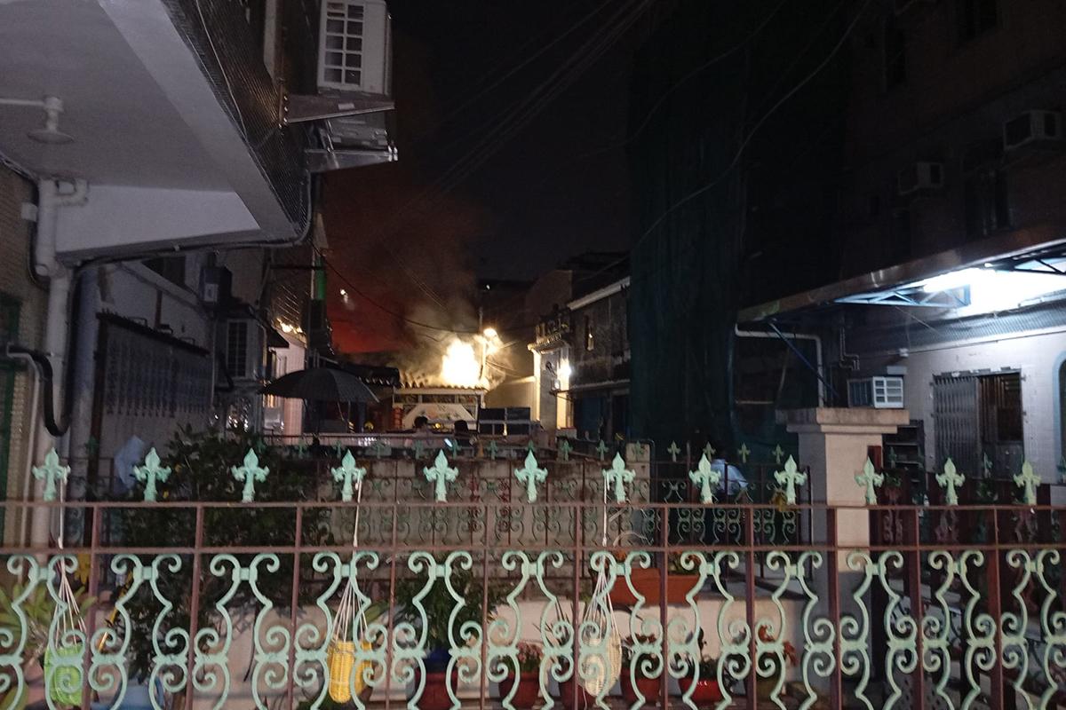 元朗舊墟大王古廟起火。(網民Honleung Tang@FB群組「元朗鄉約」)
