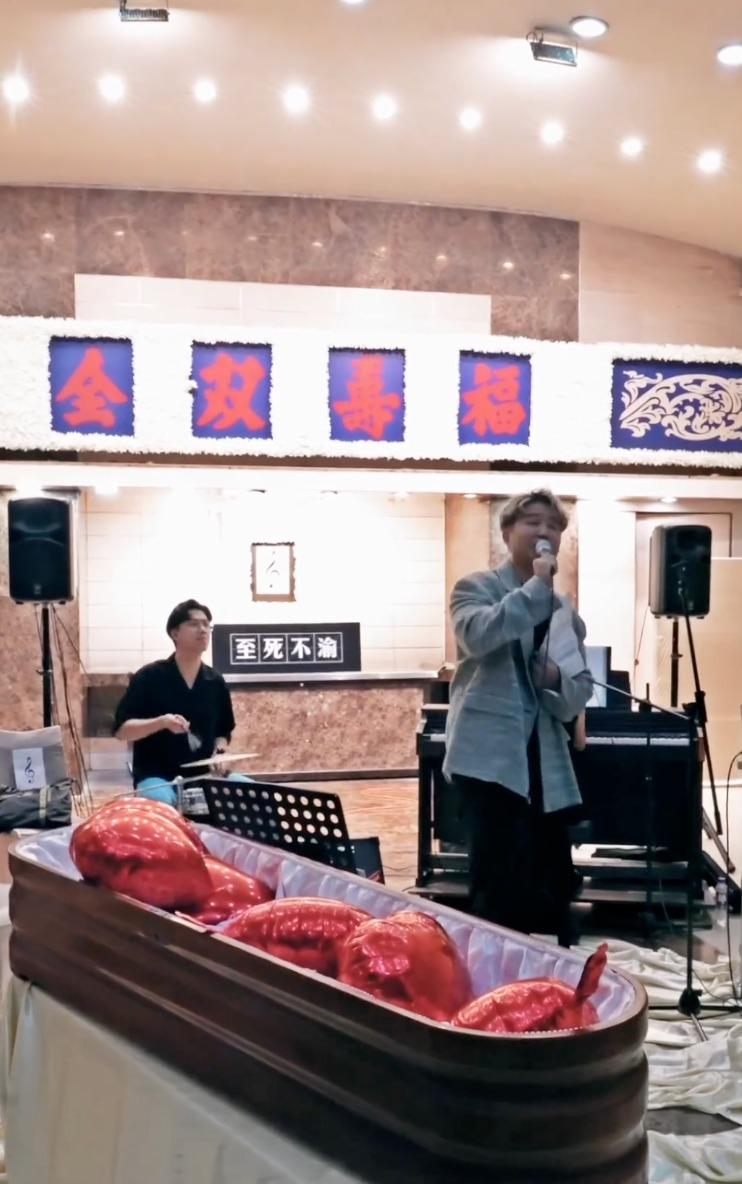 棺材放滿心心代表一種愛的存在