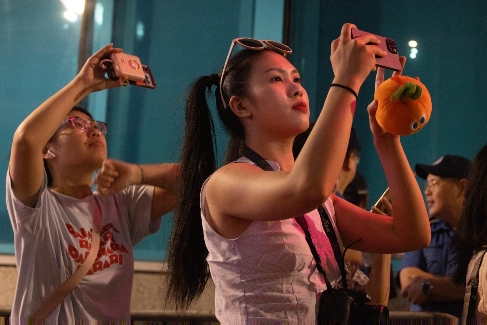 大批市民及旅客到場欣賞。(蘇文傑攝)