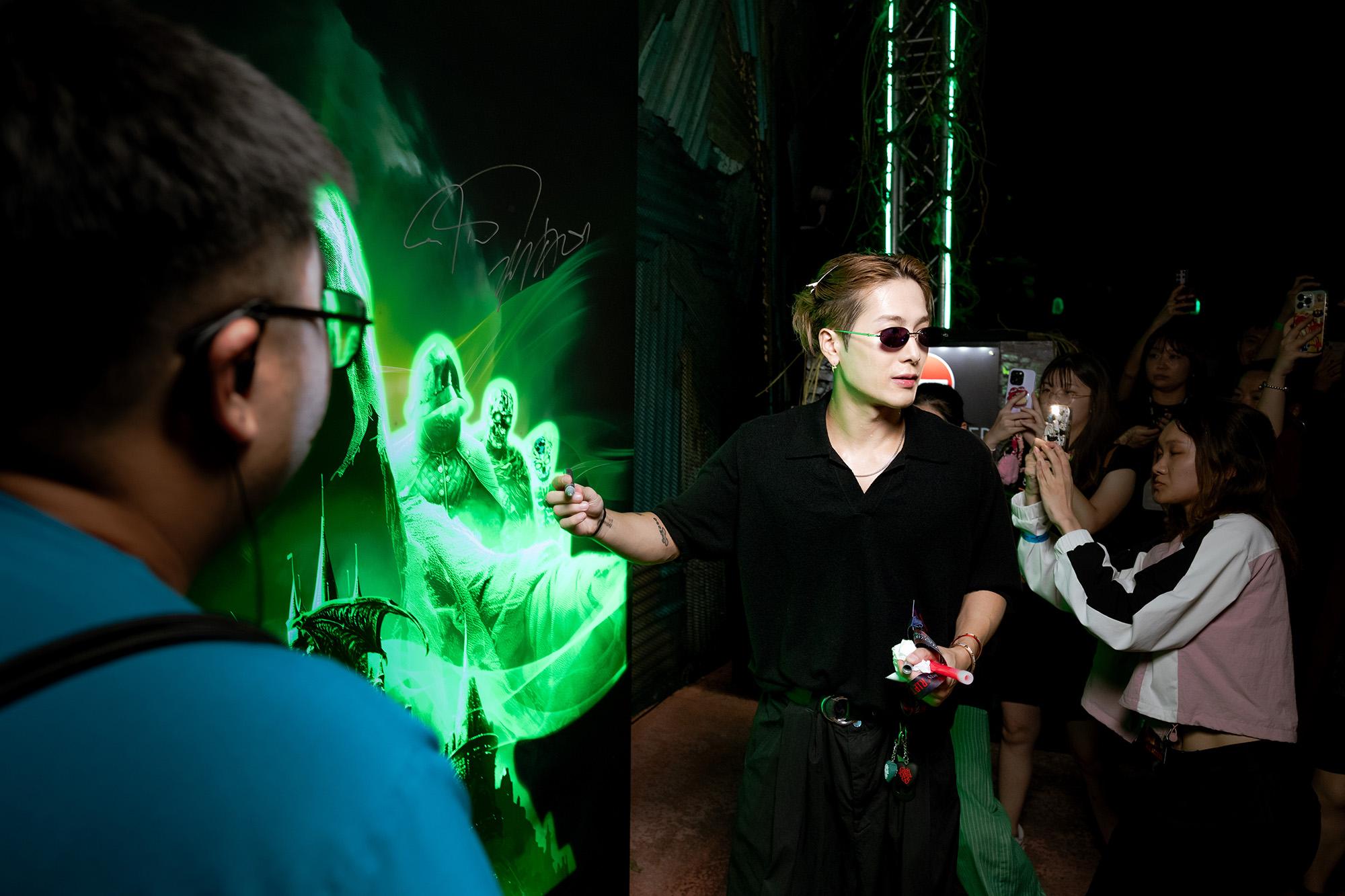 Jackson邀請多位好友親臨他設計的鬼屋體驗。