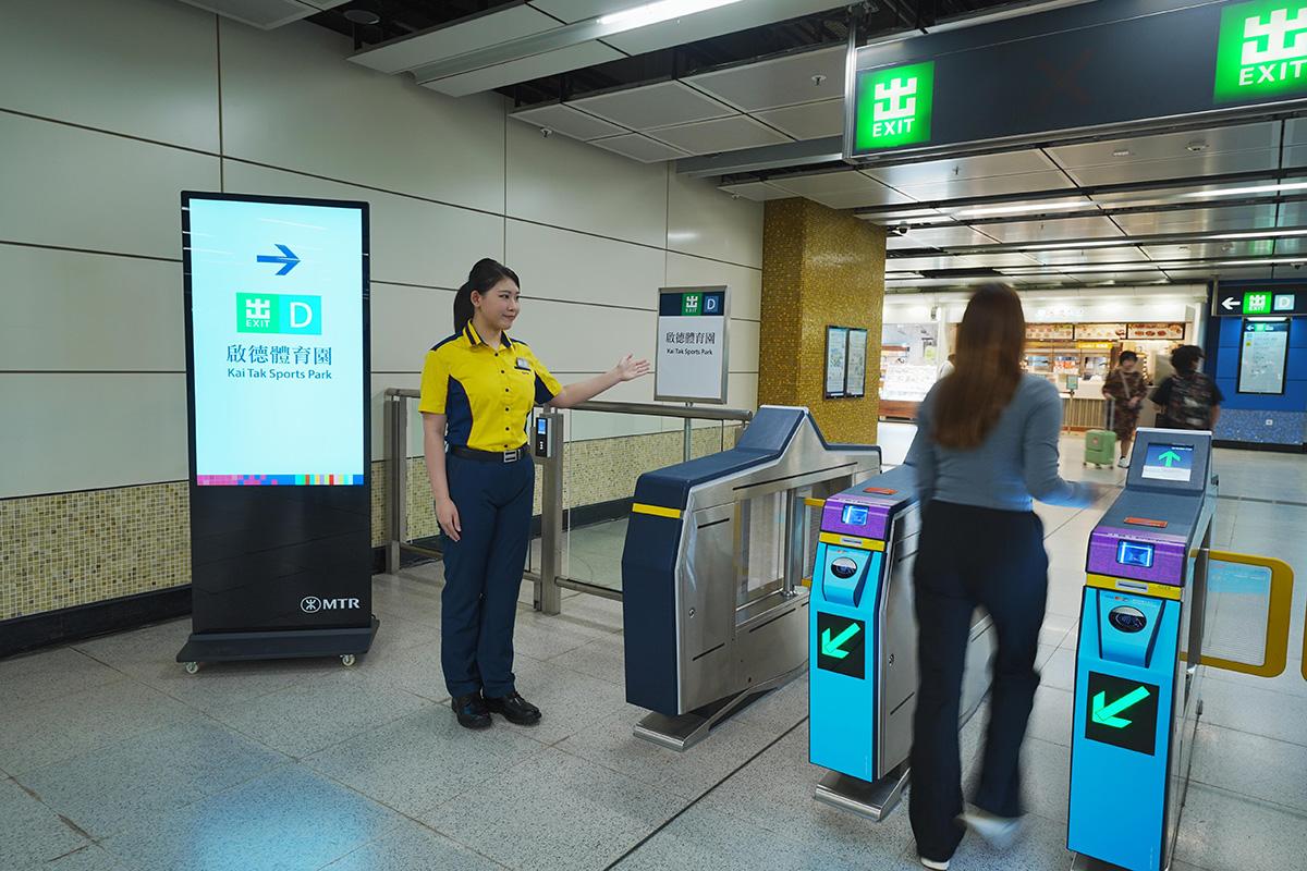 港鐵將會加派人手協助乘客。(港鐵提供)