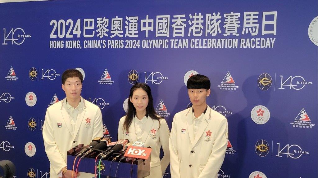 張家朗、江旻憓及盧蔚豐(由左至右)接受傳媒訪問。(馬會)