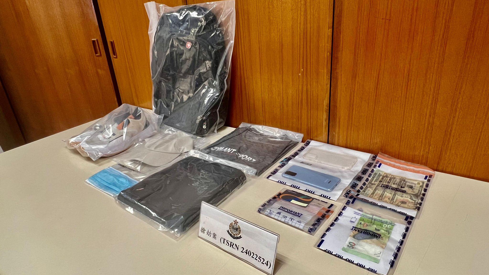 一名41歲內地男子持刀走入大圍一間店舖內劫去總值約港幣500元現金,被警方拘捕。