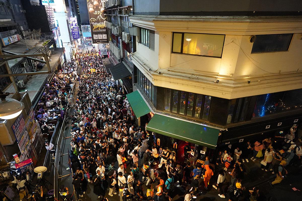 萬聖節前夕,大批市民悉心「扮鬼扮馬」到蘭桂坊慶祝狂歡。