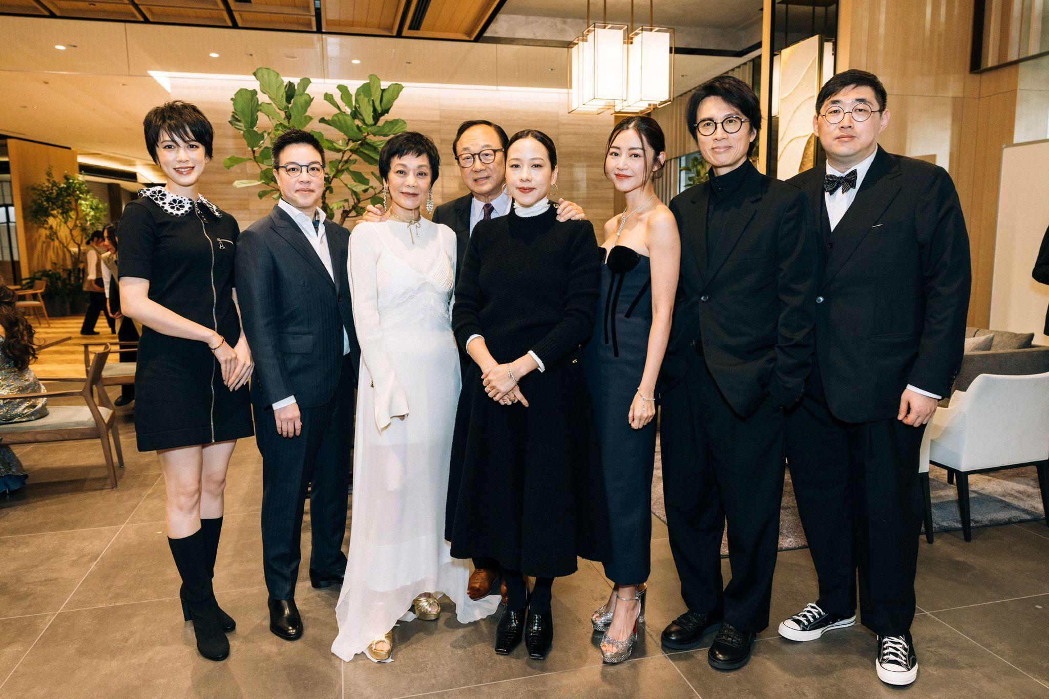 昨日與張艾嘉及《女兒的女兒》團隊亮相,仲巧遇黃子華和許冠文。