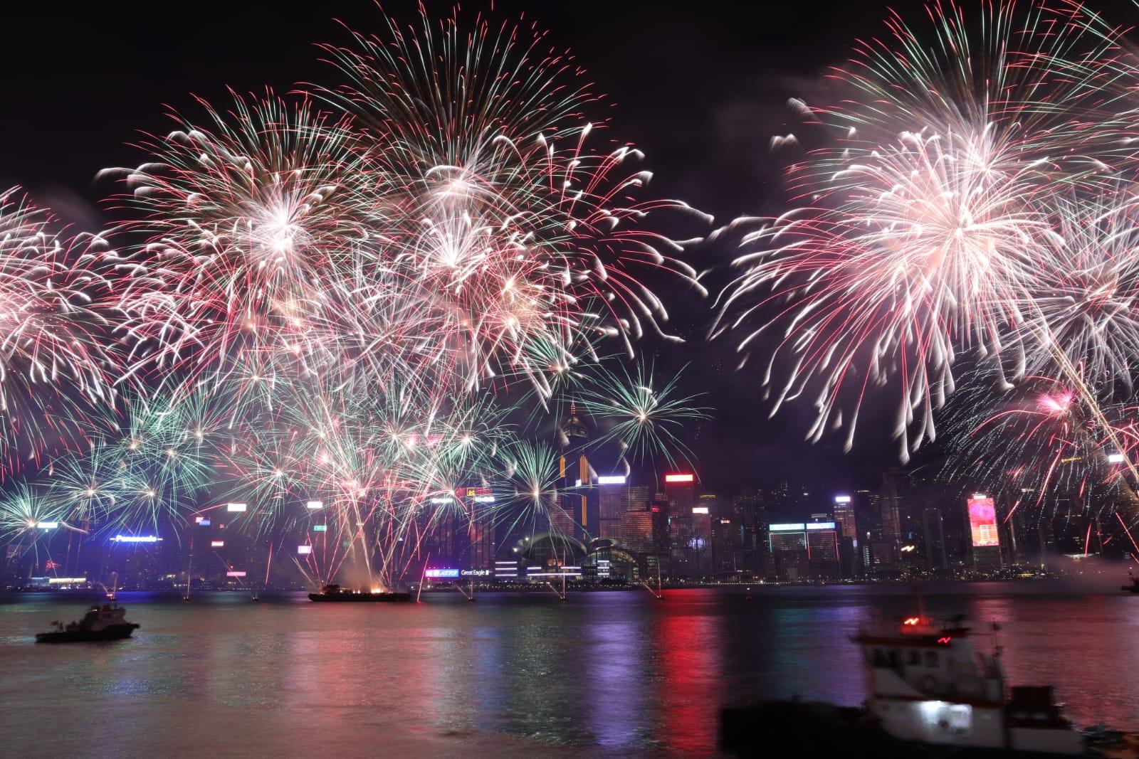 煙花匯演晚上上演。(吳康琦攝)