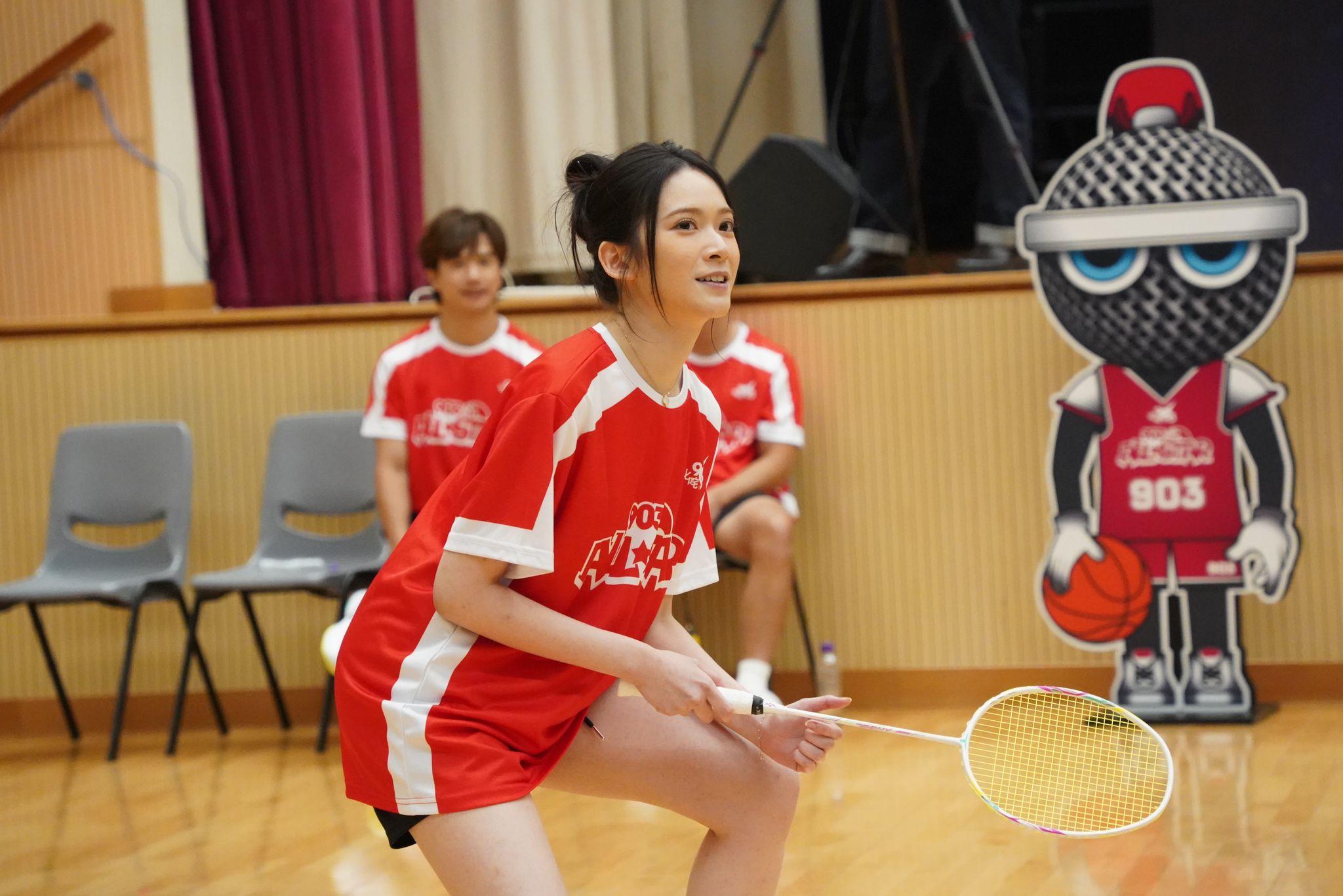 羽毛球新手雲浩影打得有板有眼。