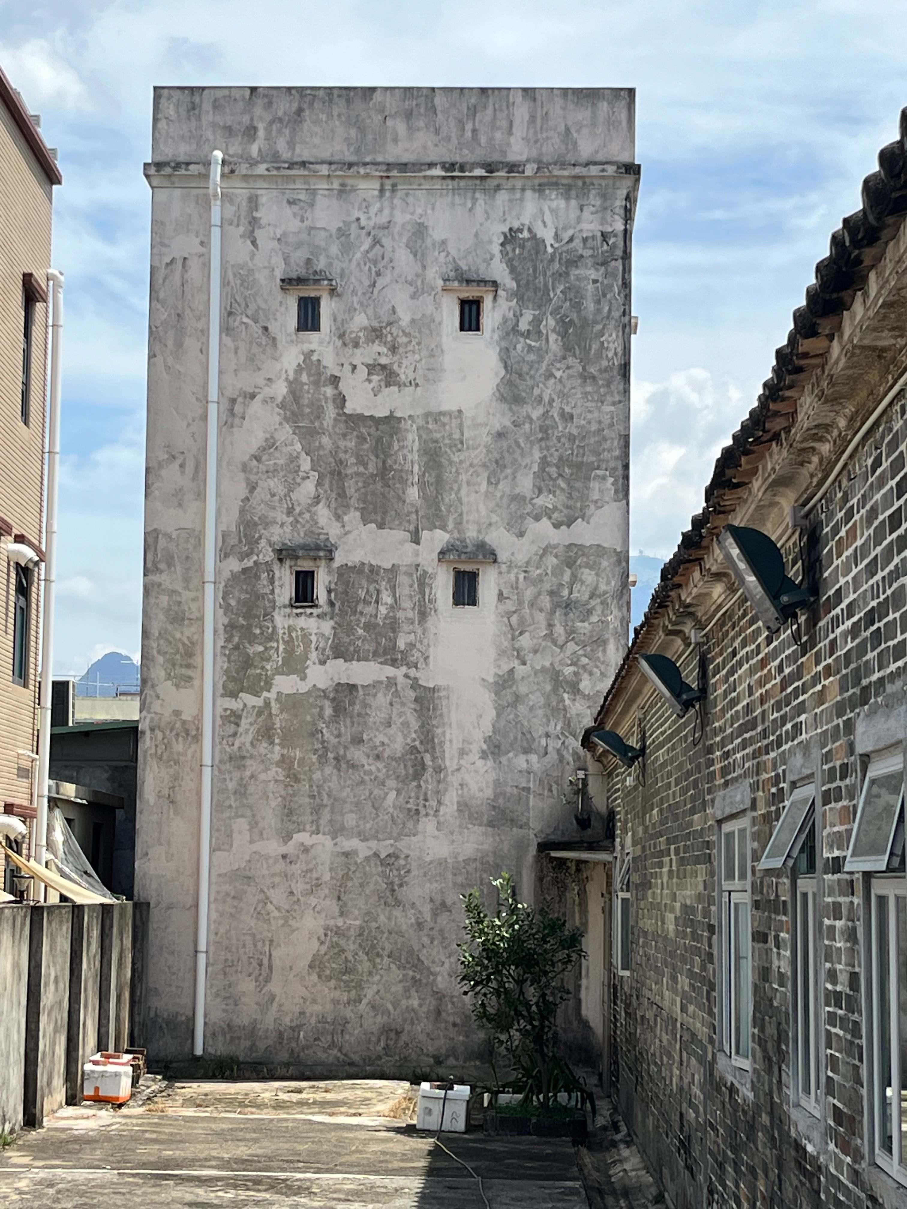 政府今日(十月十日)刊憲,根據《古物及古蹟條例》將位於元朗錦田的鄧伯裘故居列為法定古蹟。圖示故居樓高三層的更樓。(政府新聞處)