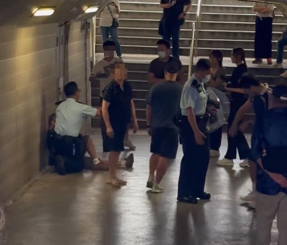 警員到場制止並分隔兩人(荃灣 大窩口邨 葵涌邨FB)