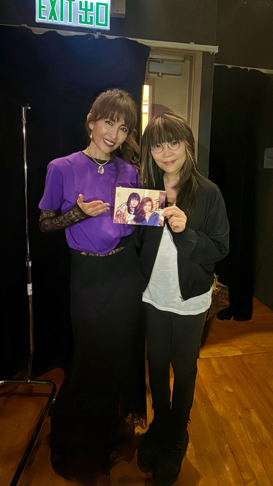 前DJ陳小芝亦有到後台與工藤靜香合照。