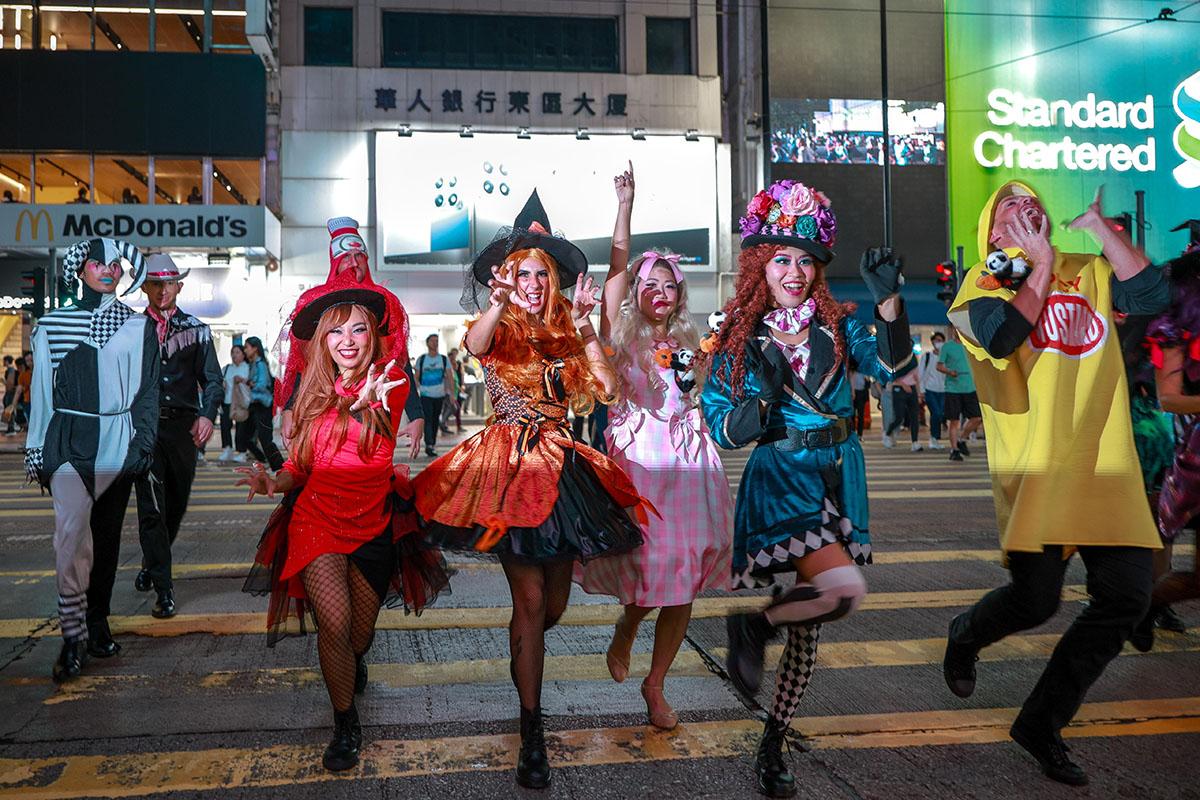 旅發局在銅鑼灣百德新街舉行「快閃」表演。