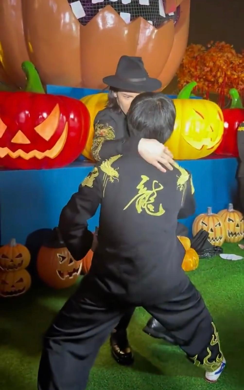 向佐然掌摑一位模仿李小龍聞名的KOL「方小龍」。(截圖)