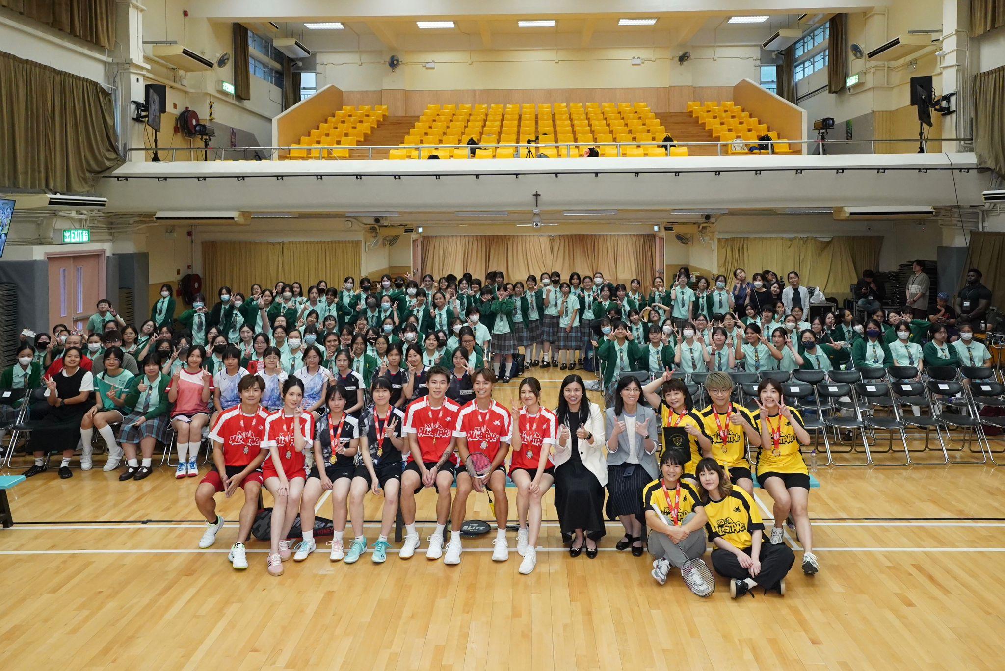 「歌星勇士隊」、「九零三人隊」與出席中學生及老師進行大合照。