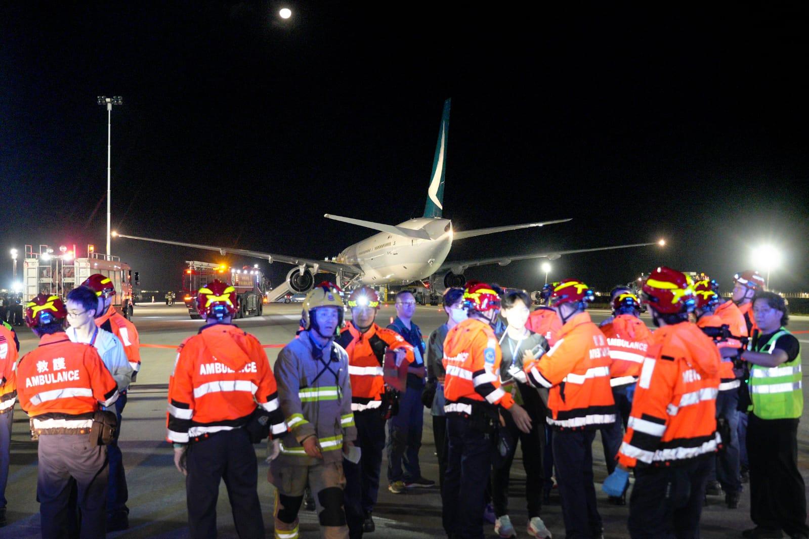 機場三條跑道計劃本年底前將全面投入運作,政府多個部門聯同公立醫院等機構超過1000名人員,首次在重新配置的中跑道,進行飛機事故及救援演習。