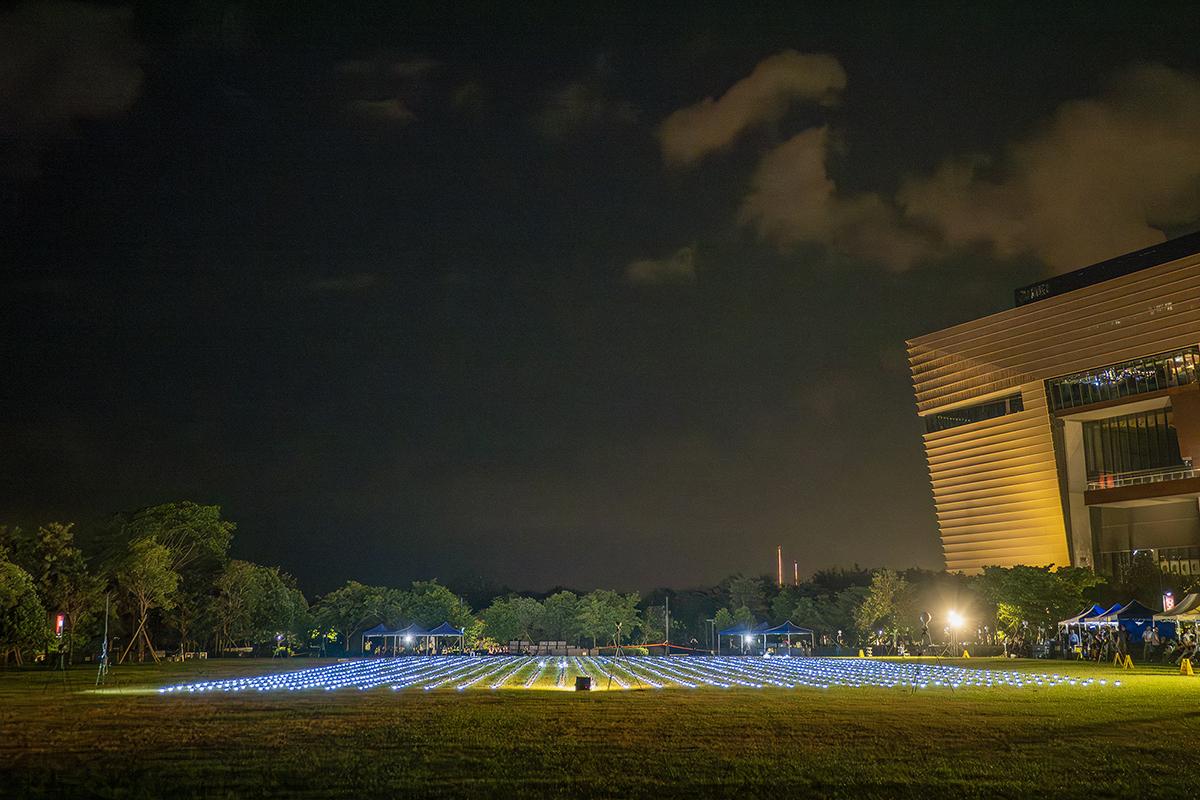 大批無人機在西九故宮對開候命,最終未有起飛表演。(網民David Pan圖片)