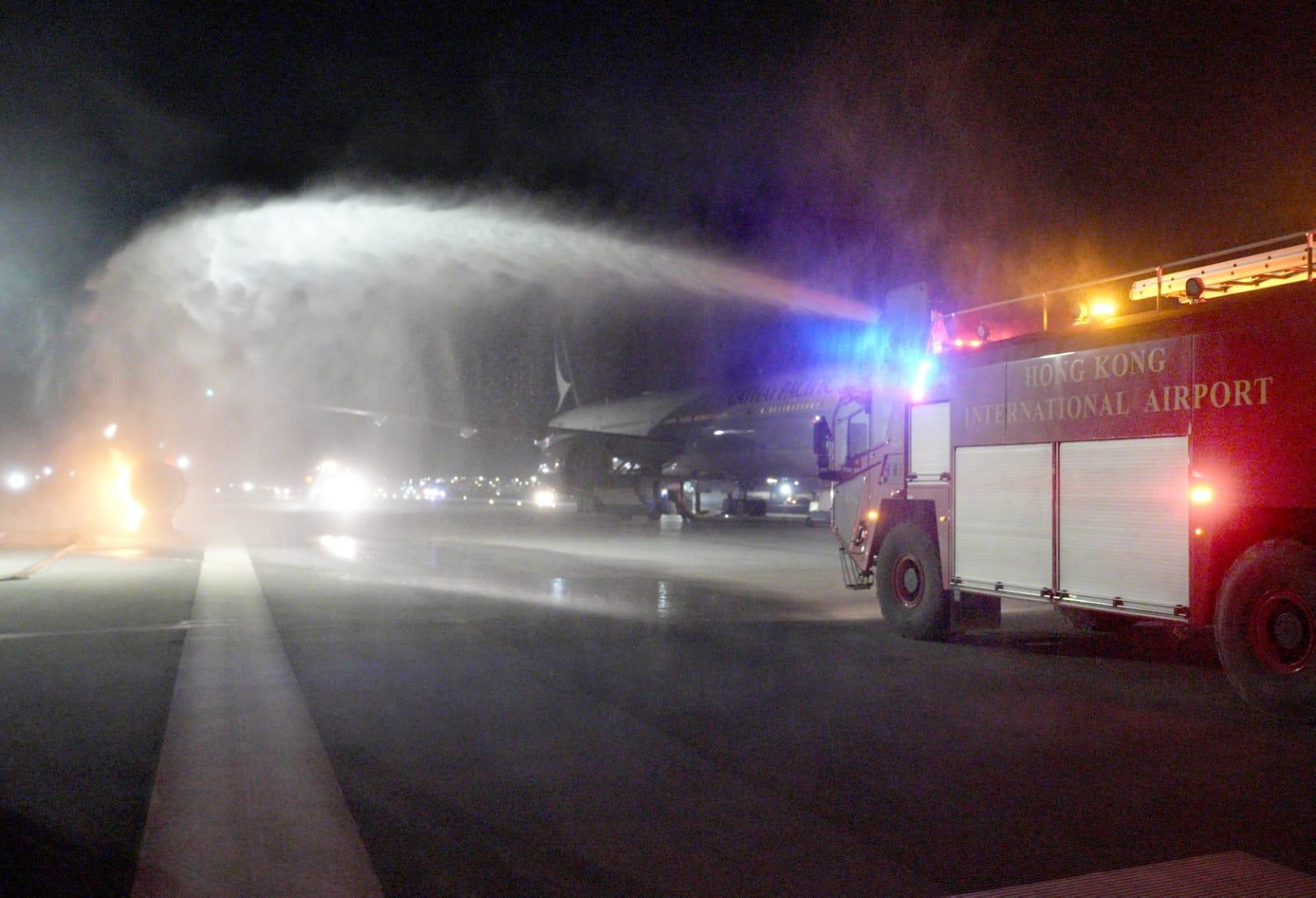 機場三條跑道計劃本年底前將全面投入運作,政府多個部門聯同公立醫院等機構超過1000名人員,首次在重新配置的中跑道,進行飛機事故及救援演習。