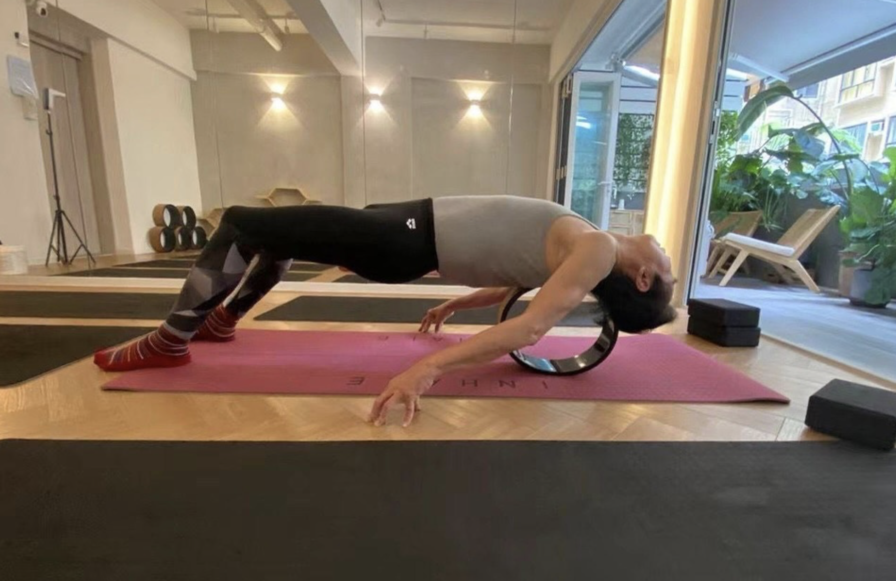 黃百鳴IG早前有post出做瑜珈嘅相,用瑜珈環做拉背開肩動作,甚至用嚟支撐做近乎倒立嘅動作,可見肌力有返咁上下。