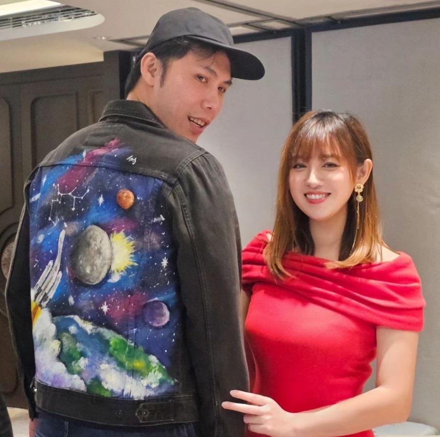 霍哥穿上的牛仔褸,手繪圖就是出自Vinky手筆。