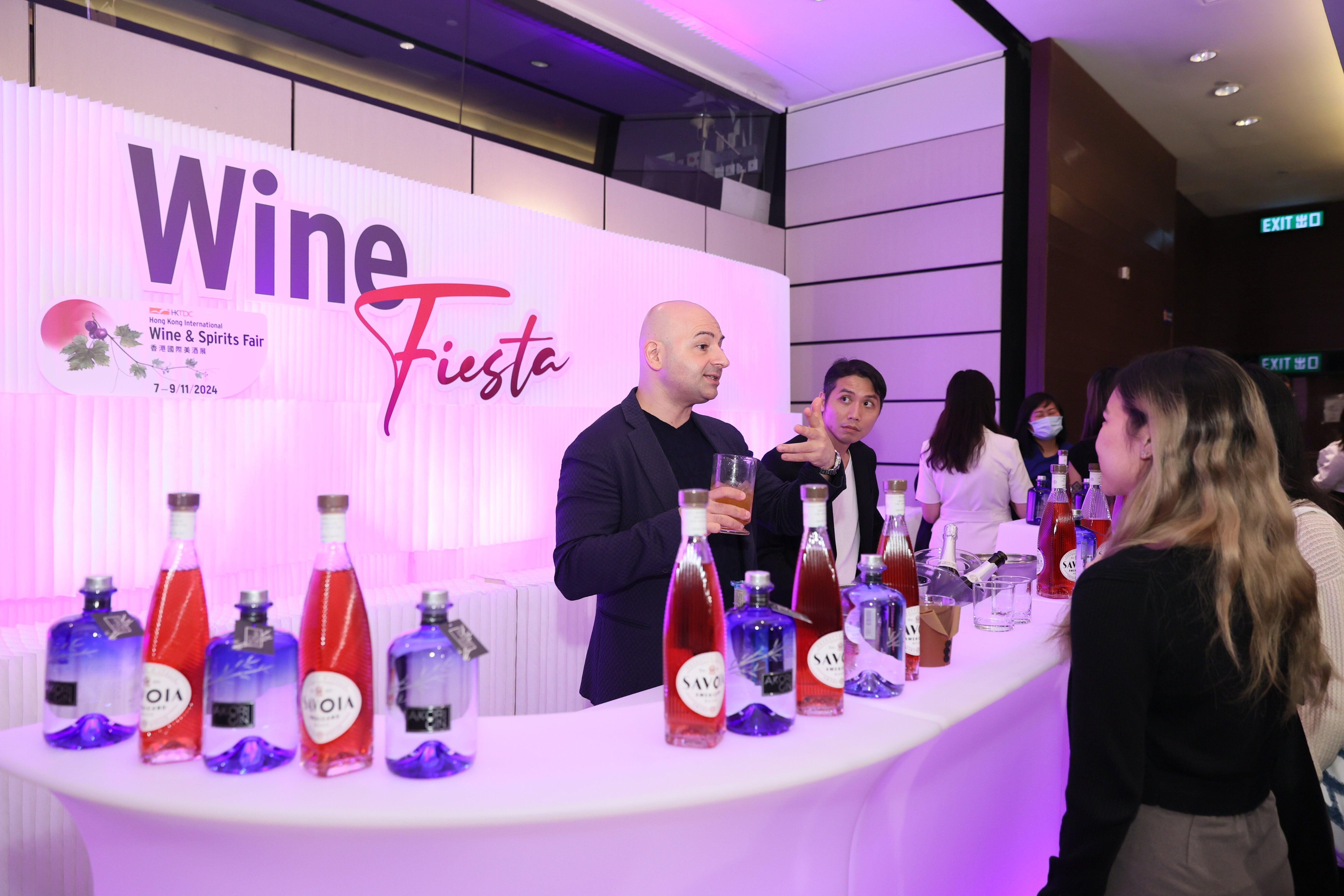 蘭桂坊代表專為今屆美酒展,用上熱情果和日本 Akori Gin 等調製HK & Suit雞尾酒。