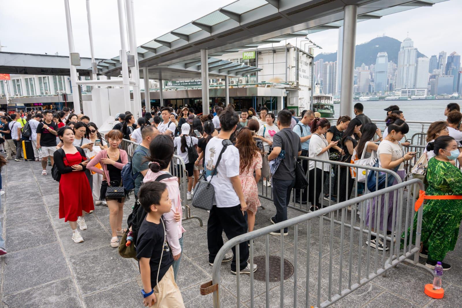 旅客趁黃金周訪港。(陳奕釗攝)