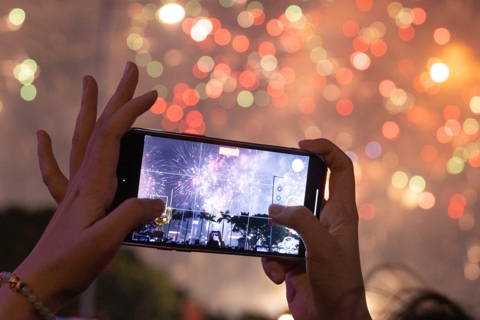 煙花匯演晚上上演。(蘇文傑攝)