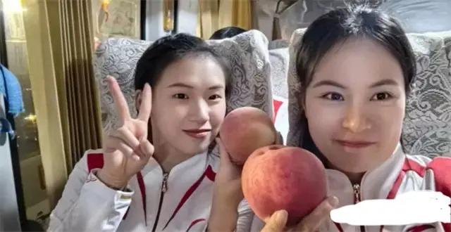 不少中國運動員在國宴後與乃大蜜桃打卡。(網上圖片)