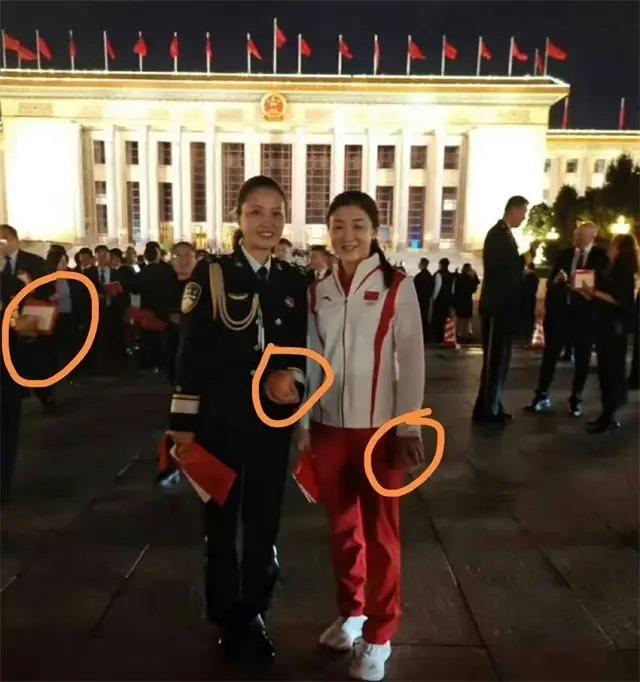 不少中國運動員在國宴後與乃大蜜桃打卡。(網上圖片)