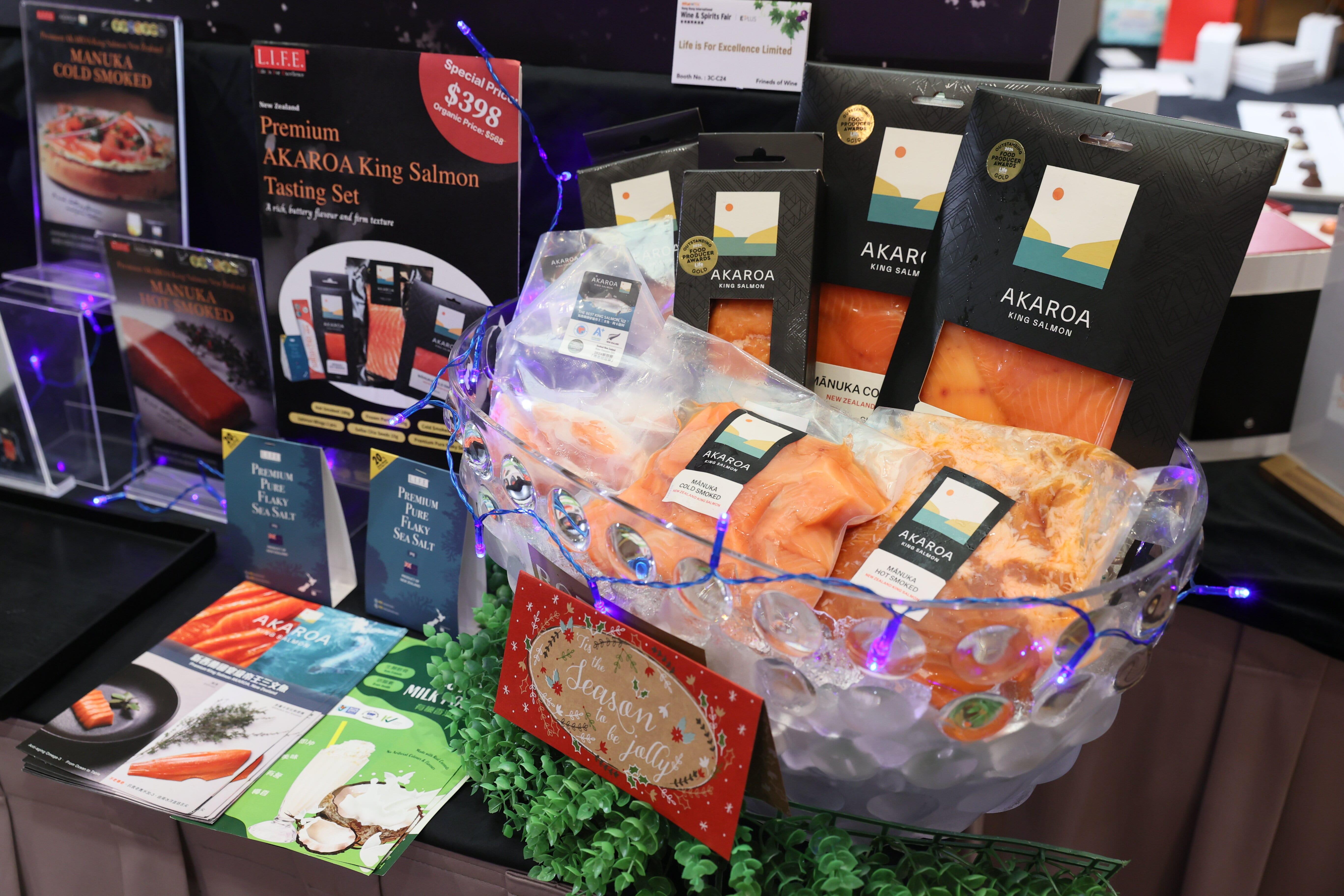 現場展示佐酒小食如帝皇煙三文魚。