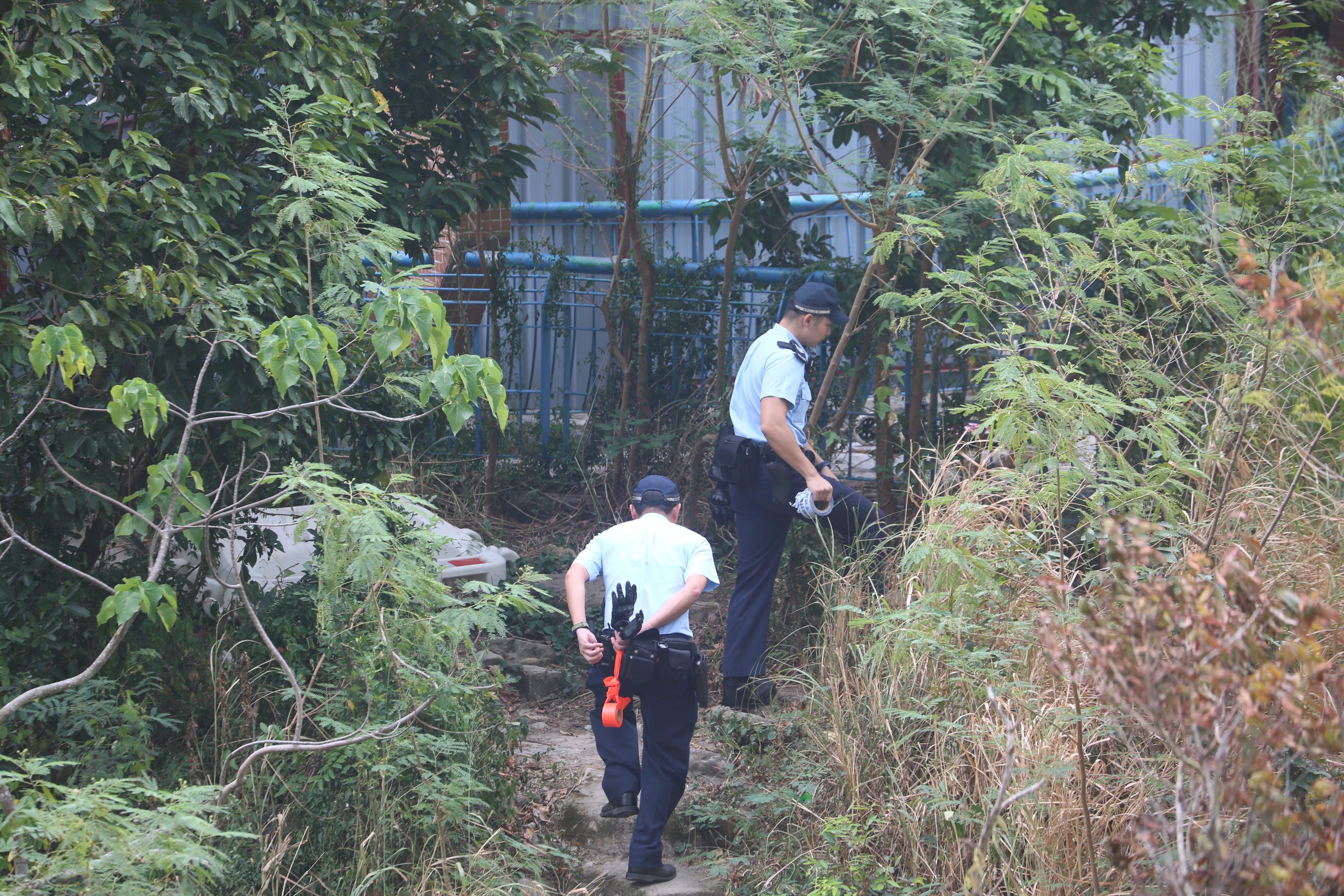 警方帶同英籍男疑犯到瀑布灣公園重組案情。