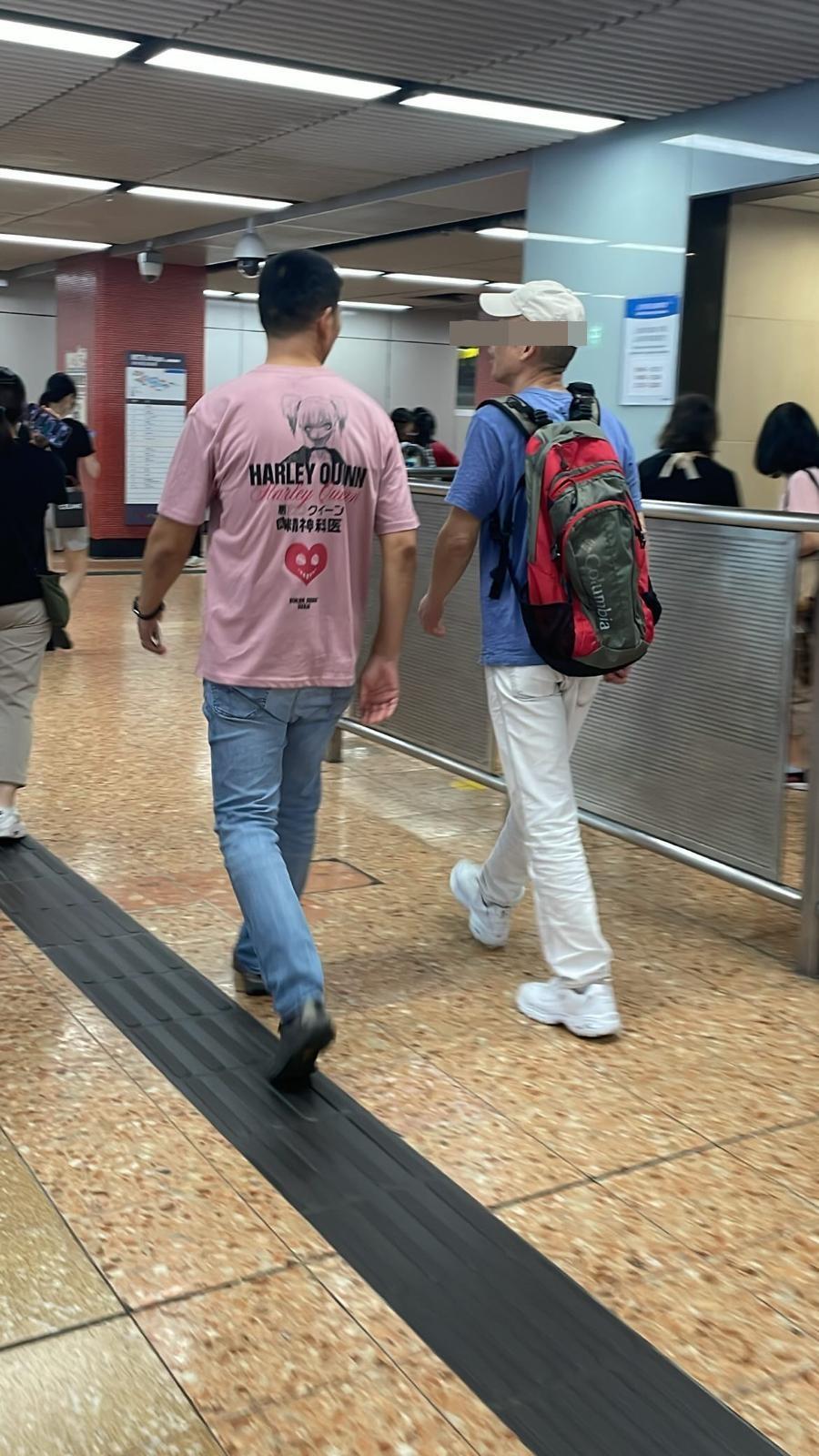 港女指穿粉紅色衫的內地男人趁她剛出完閘閘門未關時「黐埋出嚟」。(網上截圖)