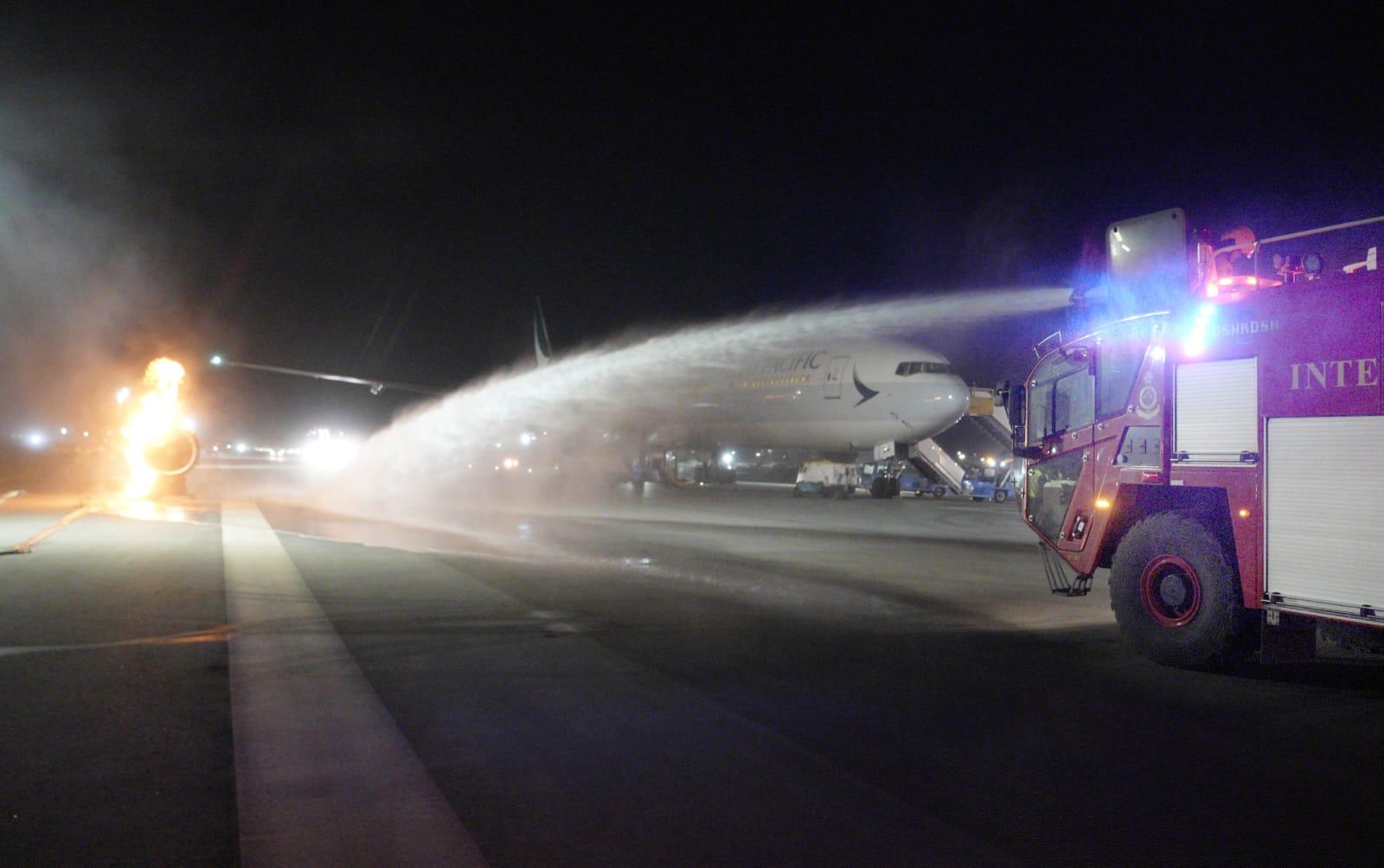 機場三條跑道計劃本年底前將全面投入運作,政府多個部門聯同公立醫院等機構超過1000名人員,首次在重新配置的中跑道,進行飛機事故及救援演習。