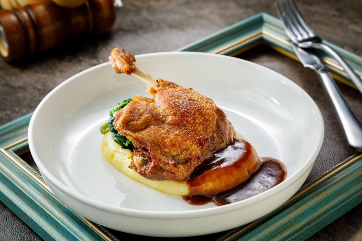 油封鴨腿配馬鈴薯蓉及菠菜(午餐主菜)