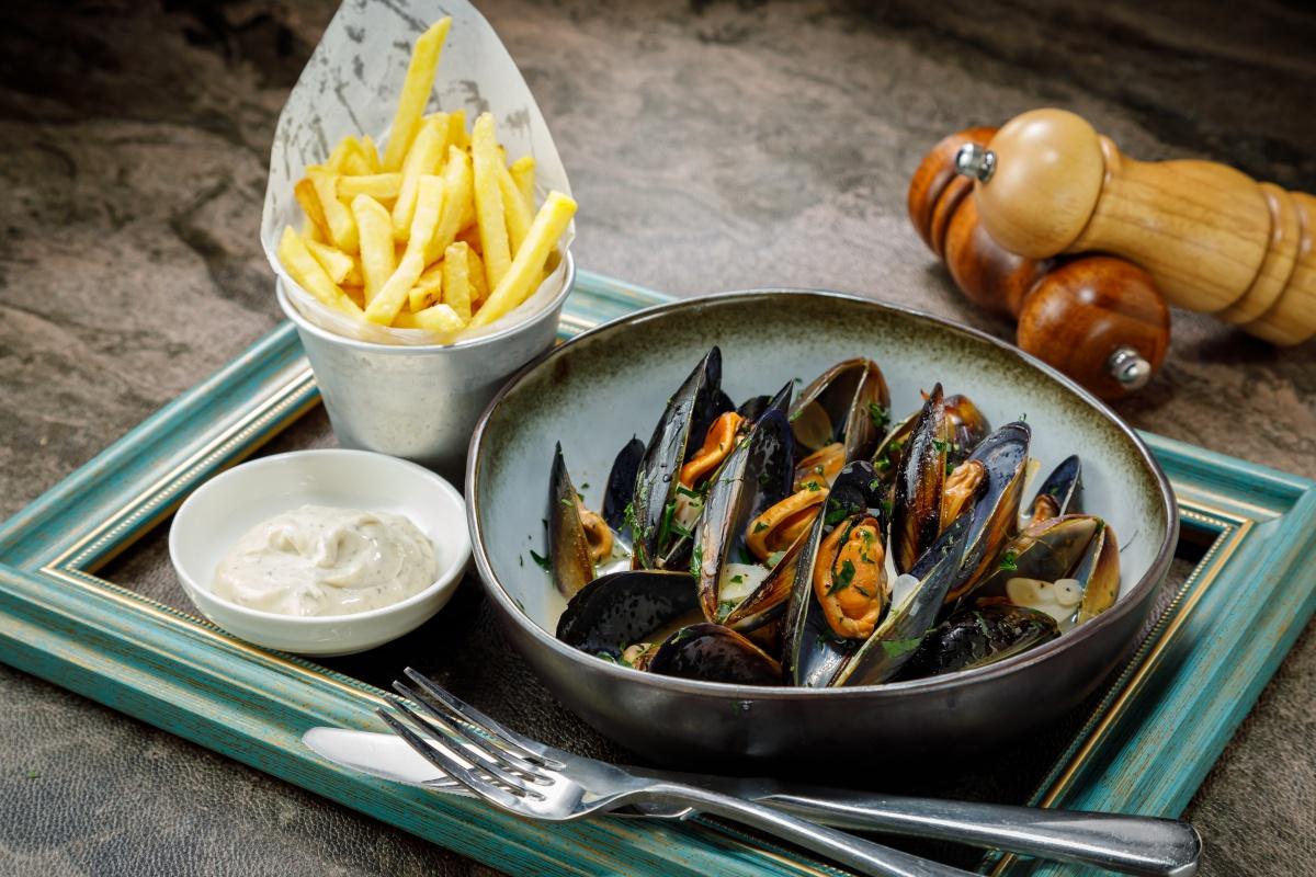 白酒煮青口配薯條或香脆法包 $298兩道菜晚餐