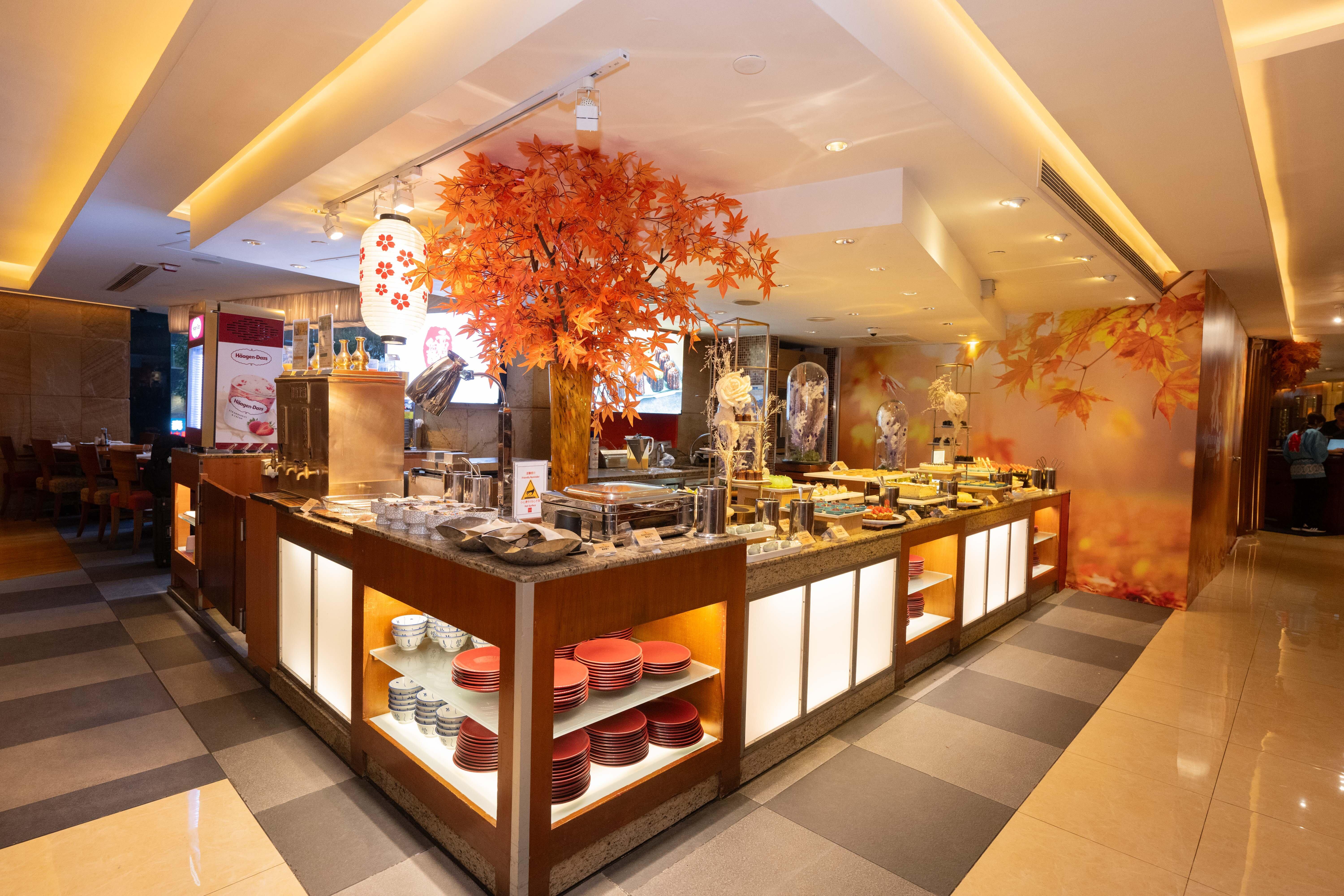 配合日本秋祭主題,場內放了紅葉樹木及古典和風裝飾品點綴。