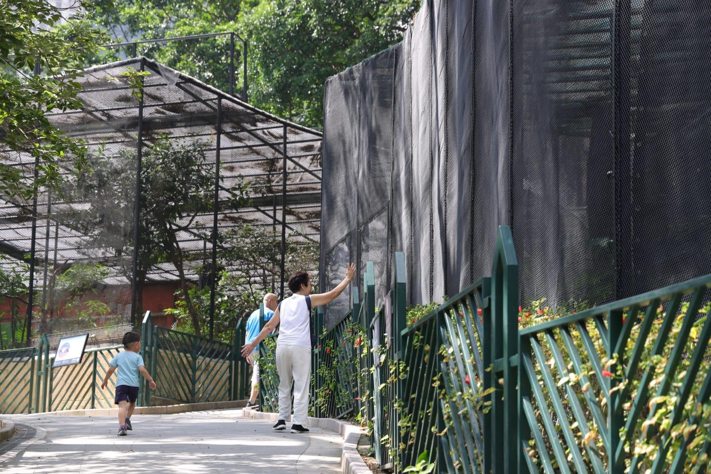 公園內哺乳類動物區範圍已用膠帶圍封,仍見猴子等哺乳類動物在籠內。(吳康琦攝)