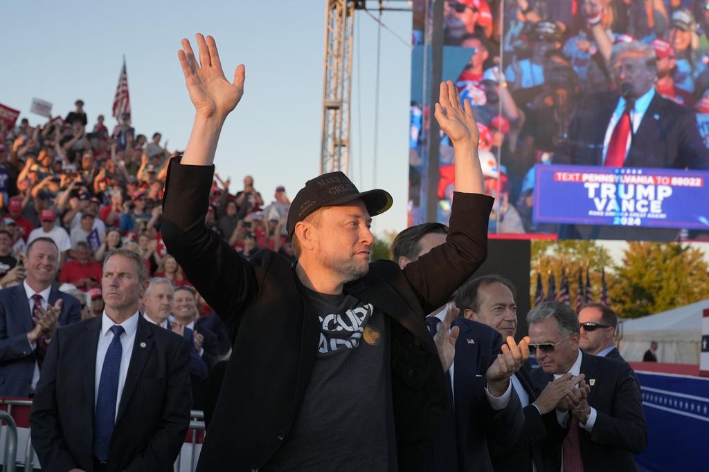 馬斯克本月5日現身賓夕法尼亞州造勢大會,為特朗普撐場。(資料圖片)