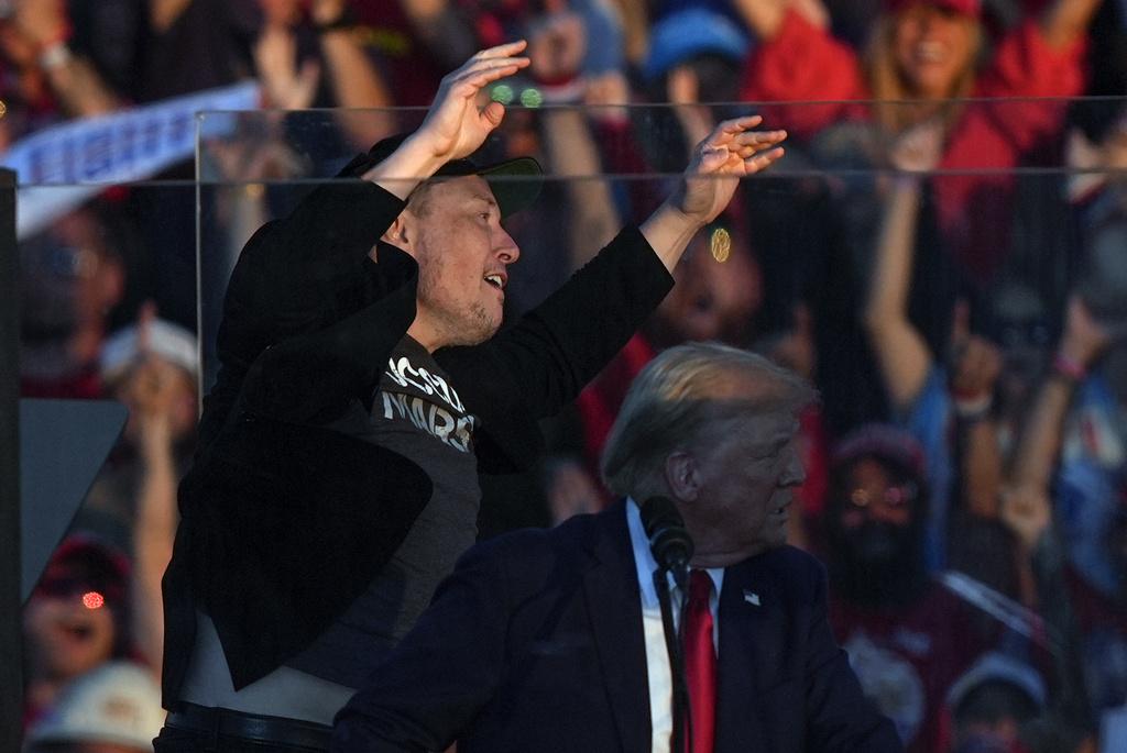 馬斯克本月5日現身賓夕法尼亞州造勢大會,為特朗普撐場,期間表現好high。(資料圖片)