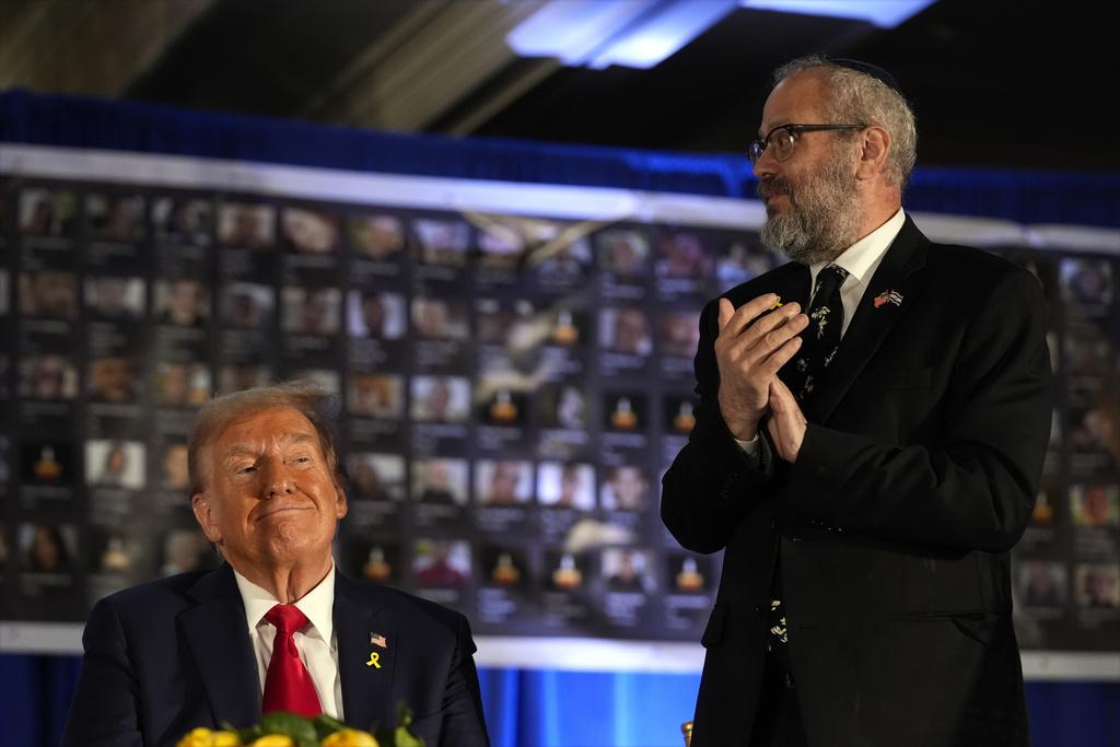 特朗普周一出席邁阿密一個紀念以色列遭哈馬斯突襲一周年的聚會。(美聯社)