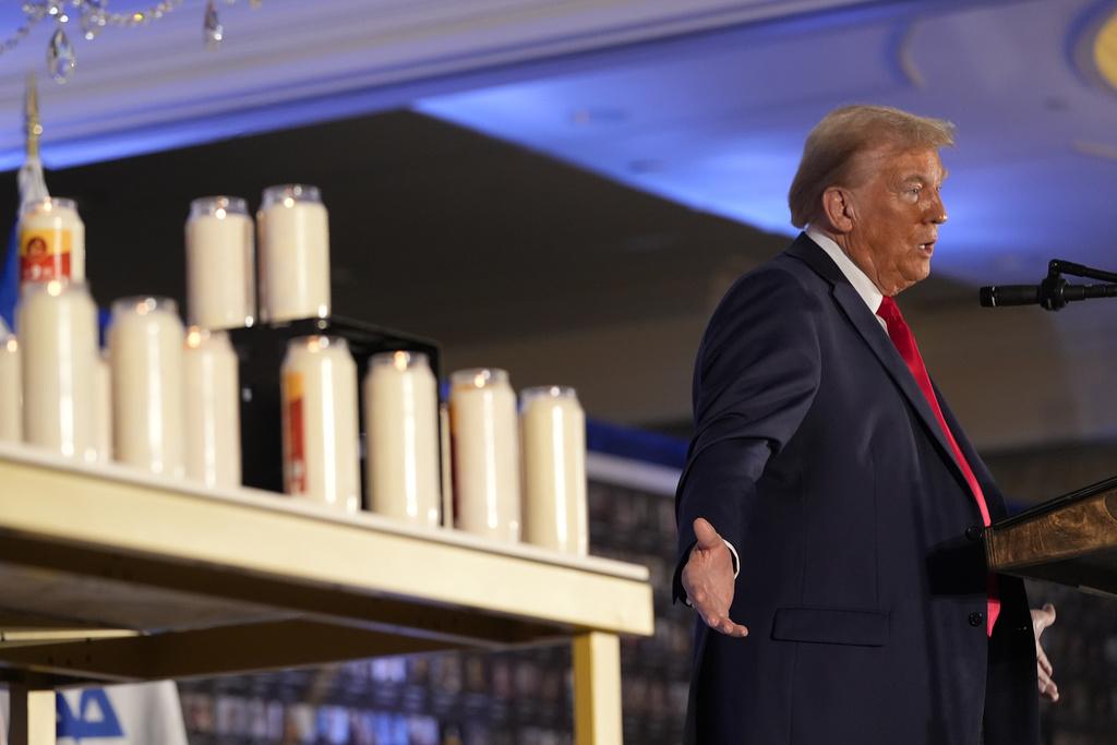 特朗普周一出席邁阿密一個紀念以色列遭哈馬斯突襲一周年的聚會。(美聯社)