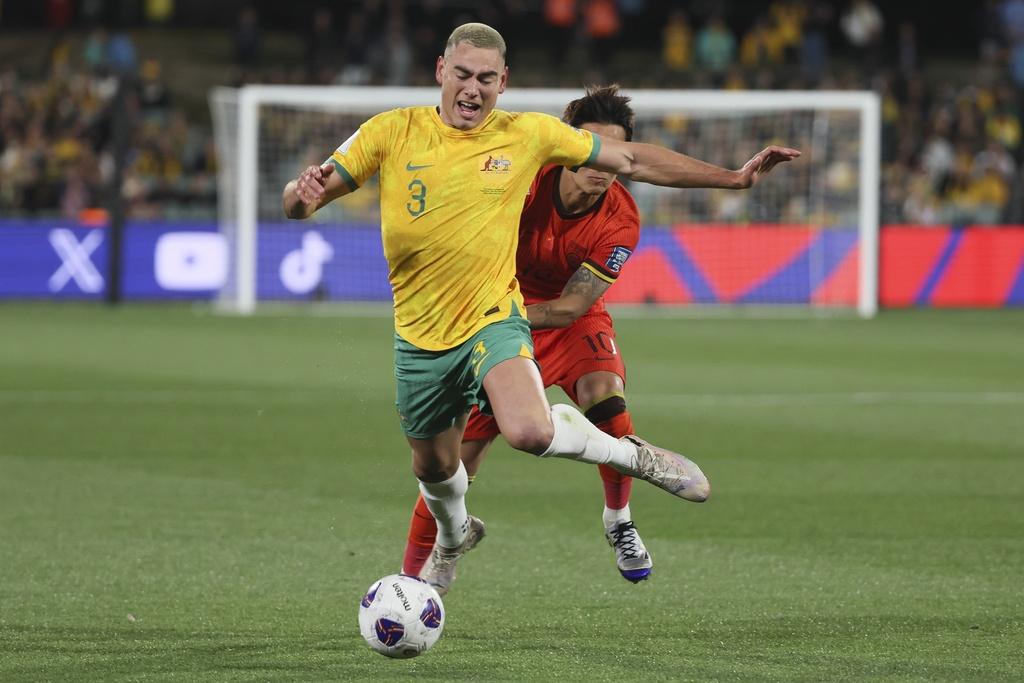 世界盃外圍賽|中國作客澳洲,澳洲右閘衛米拿搶鏡。(美聯社)