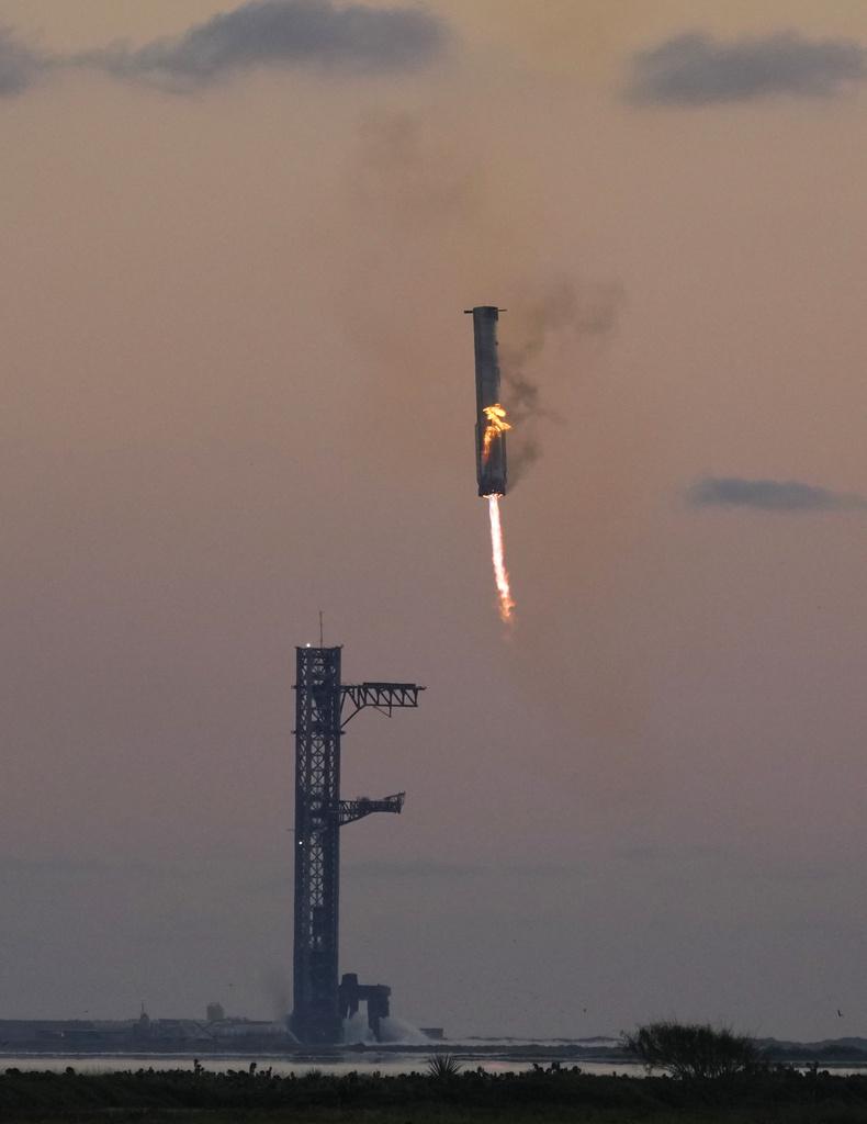 SpaceX星艦第5次發射 發射塔「筷子」成功回收推進器。(美聯社)